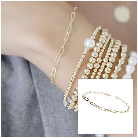 Make a timeless fashion statement with this Paperclip Chain Bracelet in Gold. Show off your style with this gorgeous piece, crafted with precision and finesse. Let this gorgeous 14k gold filled bracelet adorn your wrist and shine with your every outfit. Wear it with confidence and make heads turn