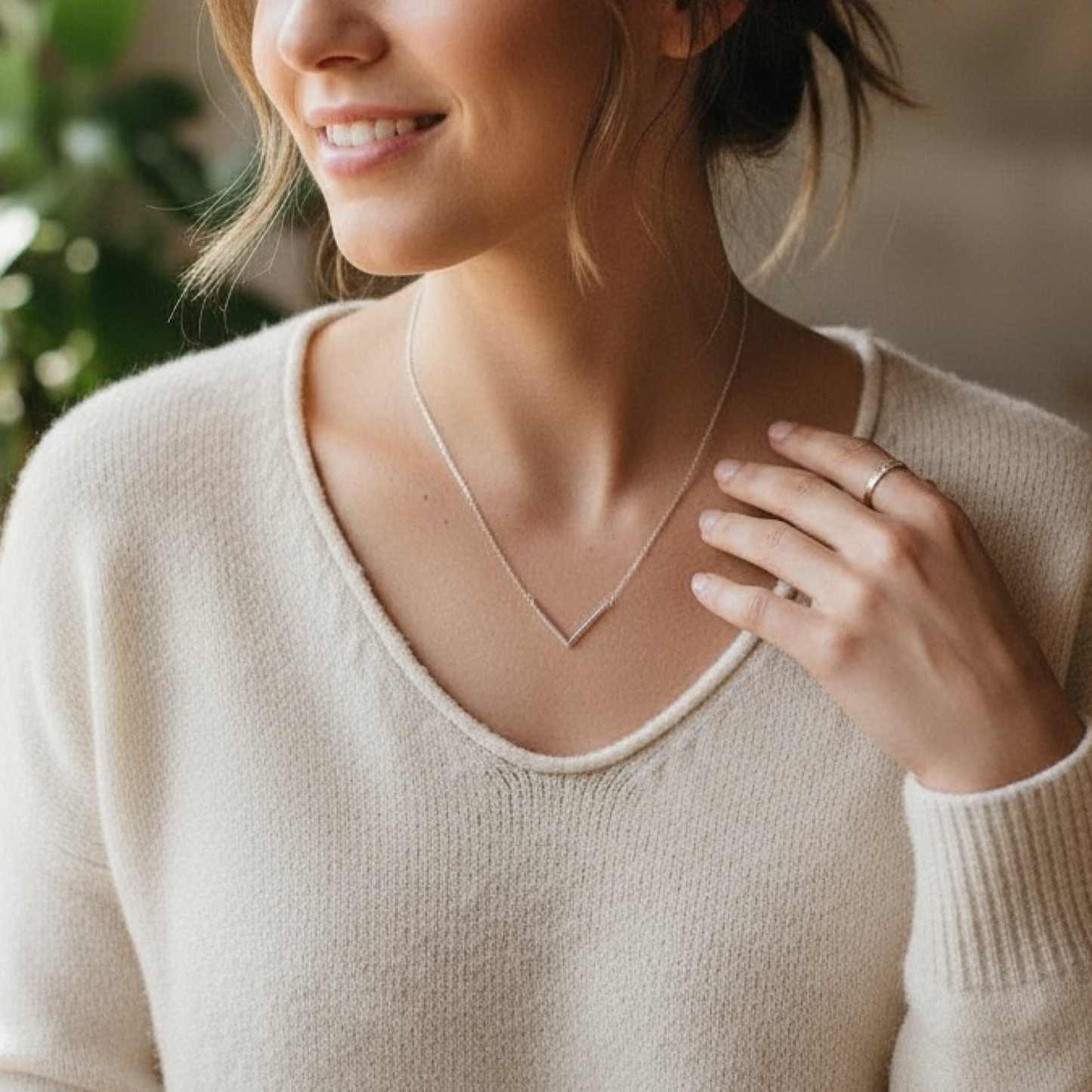Dainty V necklace