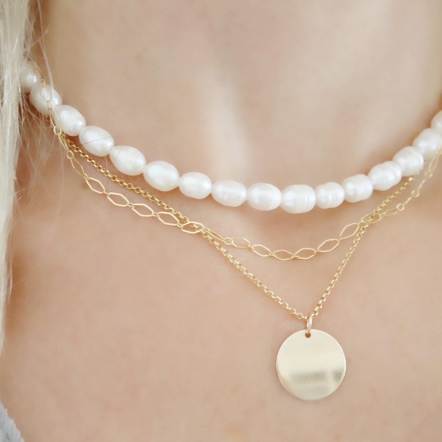 Minimalist pearl choker