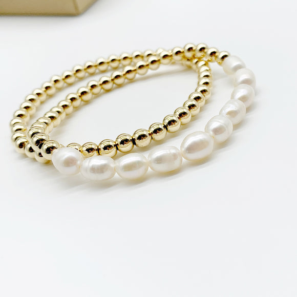 Dainty Gold pearl bracelet